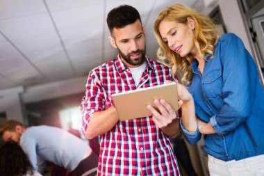 iş arkadaşlarınızla dijital tablet