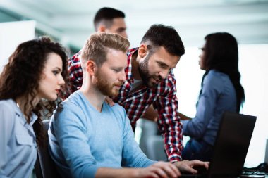 projede çalışan yazılım geliştiricileri