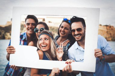 gülüyor ve çerçeve tutan arkadaşlar