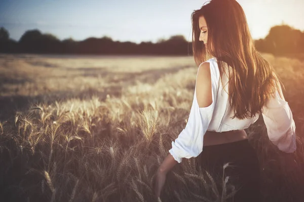 Schöne Frau auf dem Feld — Stockfoto