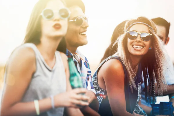 Amigos divirtiéndose al aire libre — Foto de Stock