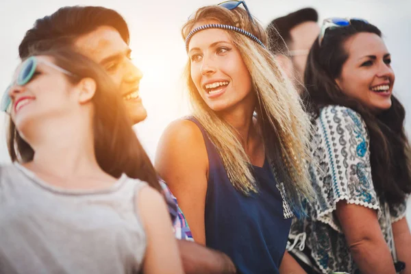 Amigos divirtiéndose al aire libre — Foto de Stock