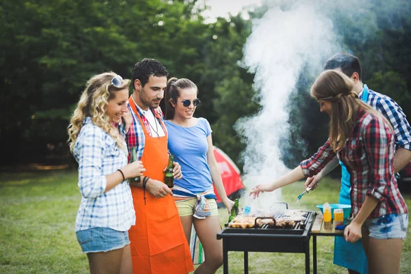 Gelukkige vrienden genieten barbecue partij — Stockfoto