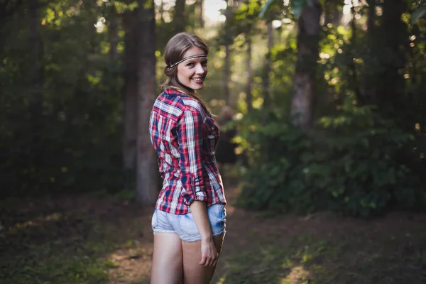 Souriant belle femme dans la forêt — Photo