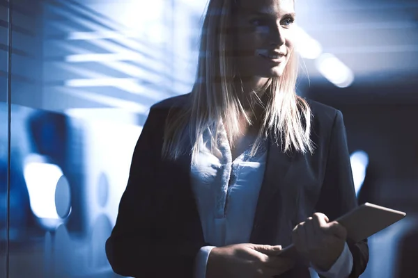 Mujer de negocios utilizando tableta — Foto de Stock