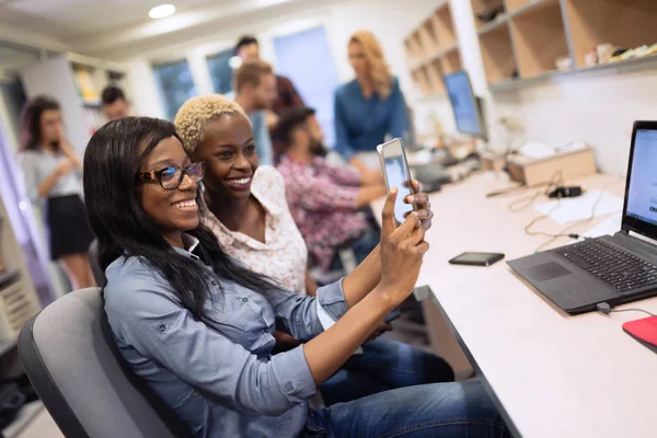 Pracující ženy brát selfie — Stock fotografie
