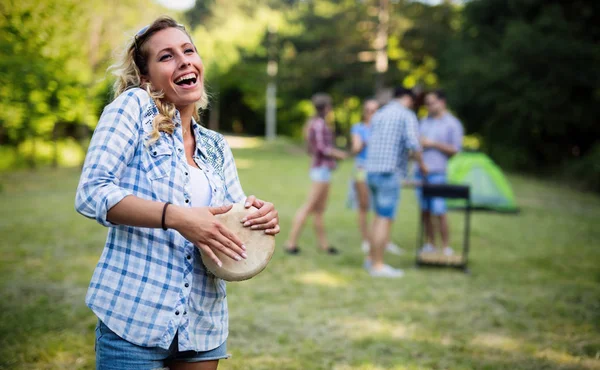 Mujer tocando la batería en la naturaleza — Foto de Stock