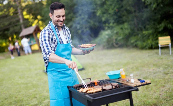 Przystojny mężczyzna grillowania mięsa — Zdjęcie stockowe