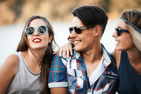 Amigos divirtiéndose al aire libre — Foto de Stock