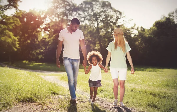 Familie wandelen in de natuur met kind — Stockfoto