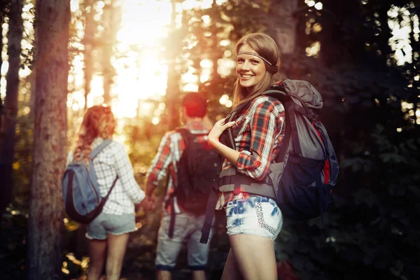 Skupina turistů v lese — Stock fotografie