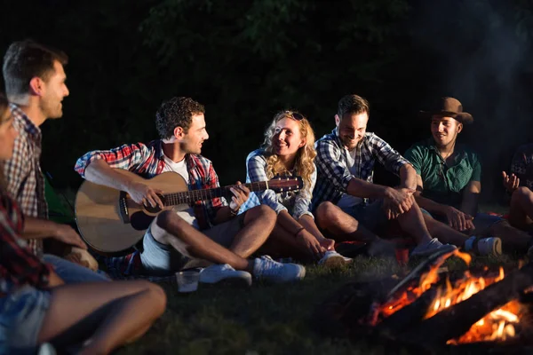 Amis heureux jouant de la musique dans la nature — Photo