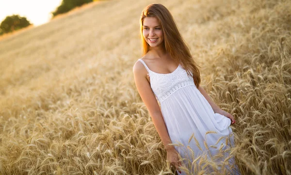 Mooie vrouw in veld — Stockfoto