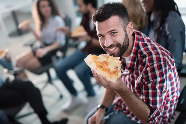 Коллеги едят пиццу — стоковое фото