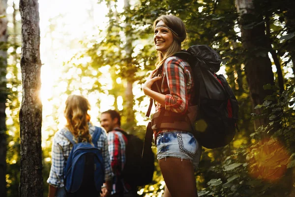 Grupo de caminhantes na floresta — Fotografia de Stock