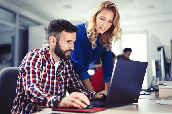 Desenvolvedores de software trabalhando no projeto — Fotografia de Stock