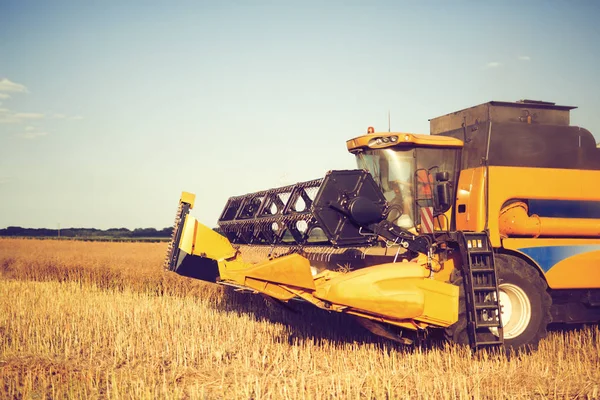 Landwirtschaftliche Maschine bei der Feldarbeit — Stockfoto