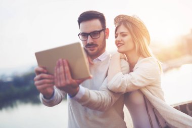 Seyahat ederken selfies alarak aşık Çift