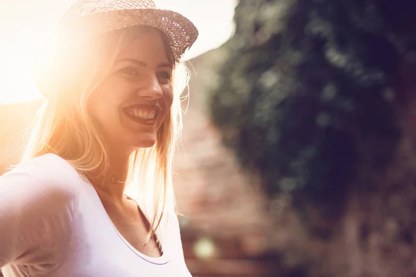 Ευτυχισμένος ξανθιά γυναίκα φοράει καπέλο εξωτερική — Φωτογραφία Αρχείου