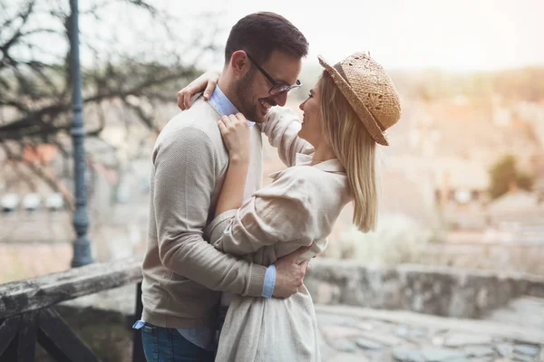 Casal feliz sorrindo e namoro ao ar livre — Fotografia de Stock