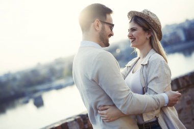 Mutlu Romantik Çift sarılma ve gülümseyen
