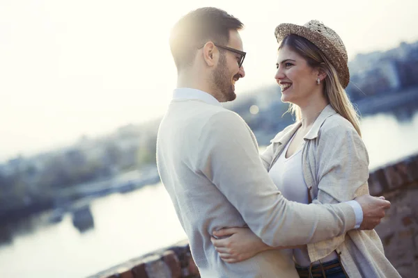 Lyckliga romantiska paret kramas och ler — Stockfoto