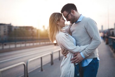 Mutlu Romantik Çift sarılma ve gülümseyen