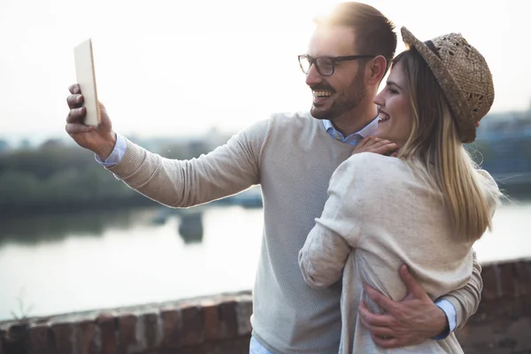 Selfies véve, utazás közben szerelmes pár — Stock Fotó