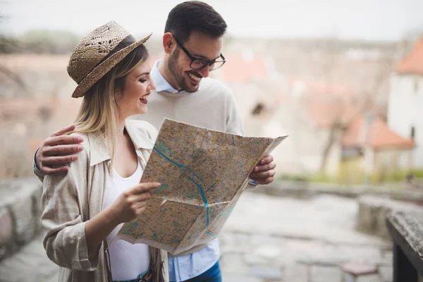 Beautiful couple traveling and sightseeing — Stock Photo, Image