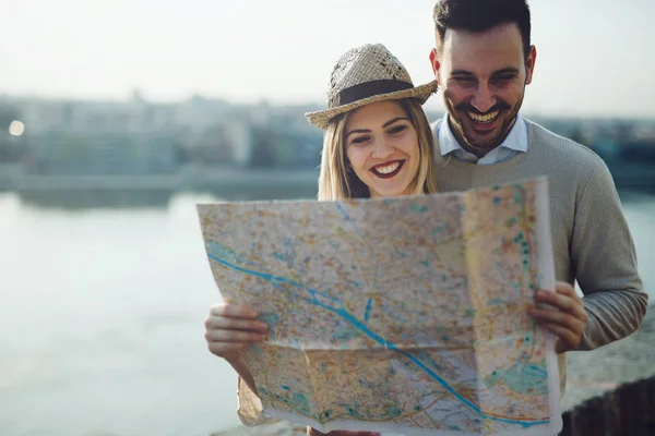 Hermosa pareja viajando y turismo — Foto de Stock