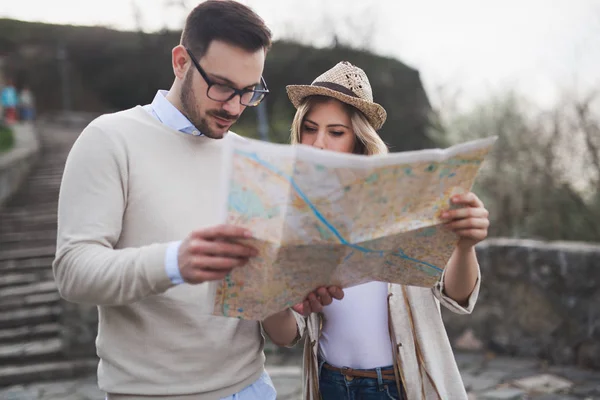 Hermosa pareja viajando y turismo — Foto de Stock