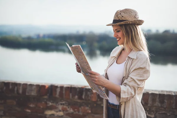 Feliz turista feminina visitando e explorando — Fotografia de Stock