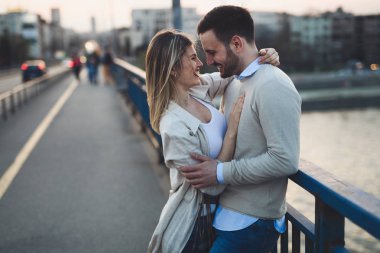 Mutlu Romantik Çift sarılma ve gülümseyen