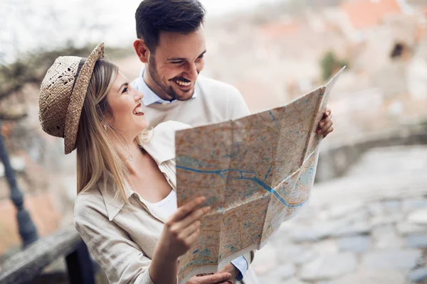 Beautiful couple traveling and sightseeing — Stock Photo, Image