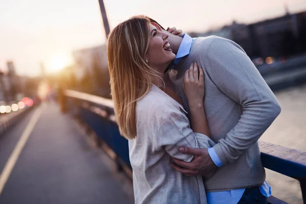 Glückliches romantisches Paar, das sich umarmt und lächelt — Stockfoto