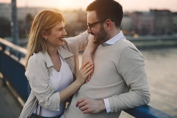 Glückliches romantisches Paar, das sich umarmt und lächelt — Stockfoto