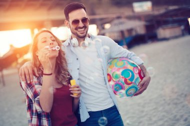 Sahilde güzel Çift