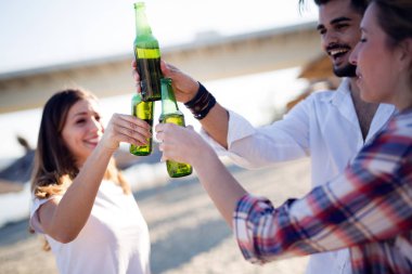 içme ve eğlenmek kumsalda insanlar