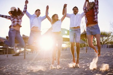 Gençler kumsalda eğleniyor