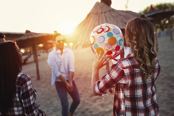 Jóvenes divirtiéndose en la playa — Foto de Stock