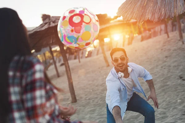 Unga människor att ha kul på stranden — Stockfoto