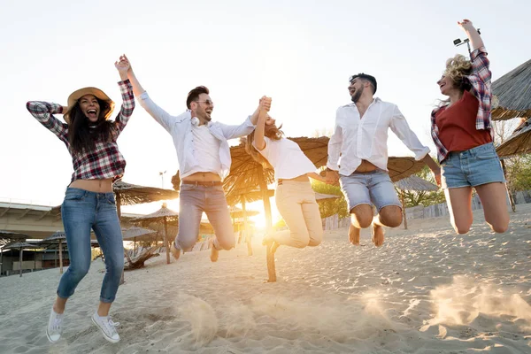 Jonge mensen genieten van de zomervakantie — Stockfoto