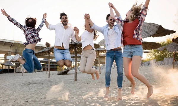 Tinerii se distrează pe plajă — Fotografie, imagine de stoc