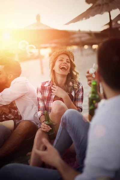 Amici che festeggiano e si divertono sulla spiaggia — Foto Stock