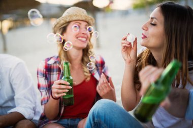 Genç arkadaşlar kumsalda eğleniyor