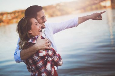 Sahilde güzel Çift