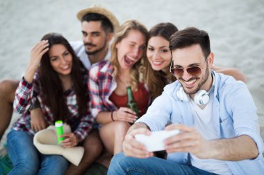 parti ve plajda eğlenerek arkadaş