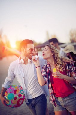 insanlar plajda eğlenmek