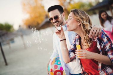 insanlar plajda eğlenmek