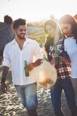 içme ve eğlenmek kumsalda insanlar